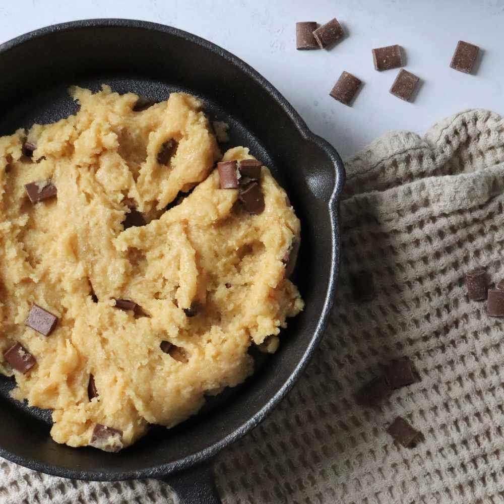 Etape étaler le cookie géant dans la poêle en fonte